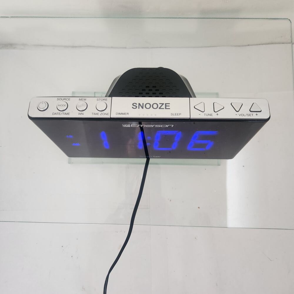 Emerson Smart Set LED Alarm/Radio Clock Tested Works - Picture 2 of 4